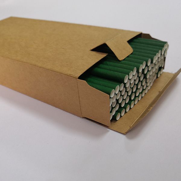 Paille en carton avec emballage en plastique