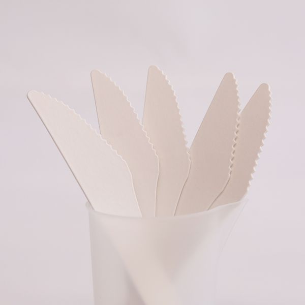 Couteaux en carton blanc