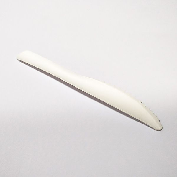 Couteaux en carton blanc