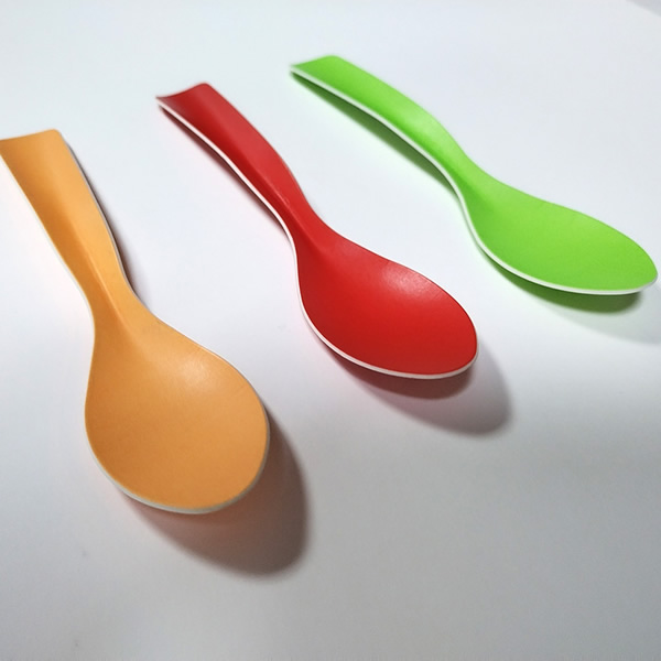 Cuillère en carton coloré à manche incurvé
