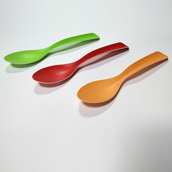 Cuillère en carton coloré à manche incurvé