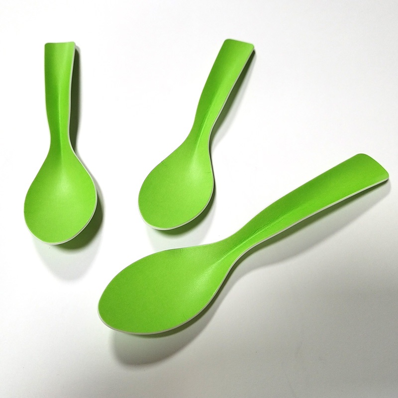 Cuillère en carton coloré à manche incurvé